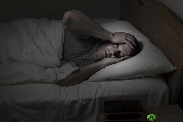男子深夜睡不着想看东西